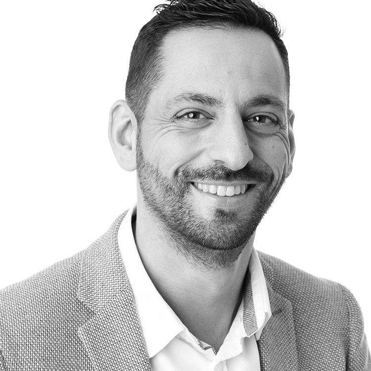 Sophie-mare-Photographe-seingbouse-portrait-corporate-professionel-profil-cv-linkedin-site-internet-04 homme en costume et chemise blanche, souriant, sur fond blanc