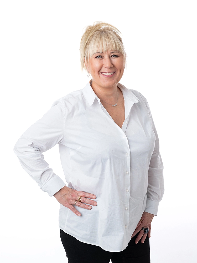 Sophie-mare-Photographe-seingbouse-portrait-corporate-professionel-profil-cv-linkedin-site-internet-07 femme blonde souriante, sur fond blanc en chemise blanche