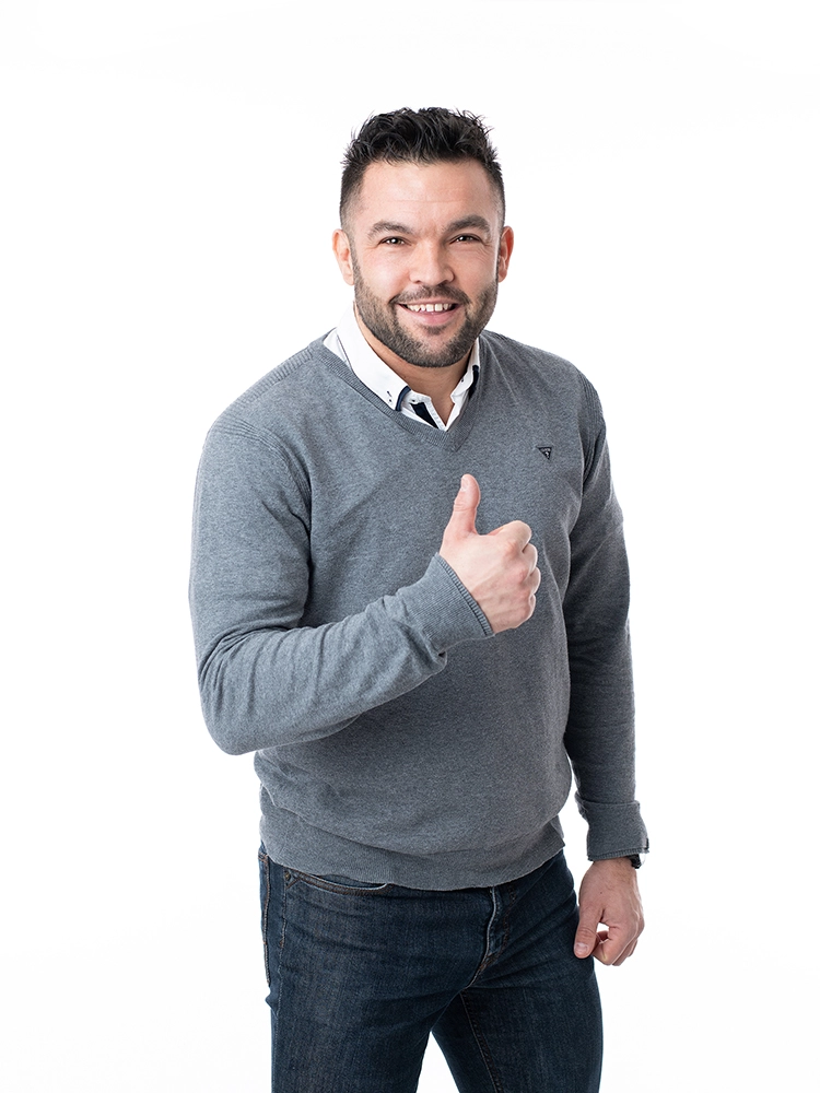 Sophie-mare-Photographe-seingbouse-portrait-corporate-professionel-profil-cv-linkedin-site-internet-14 homme en pull gris, sur fond blanc, qui faitun pouce avec sa main droite