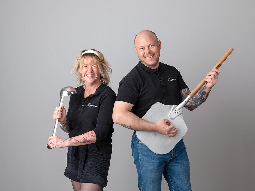 Sophie-mare-Photographe-seingbouse-portrait-corporate-professionel-profil-cv-linkedin-site-internet-17 un couple de restaurateurs sur fond gris
