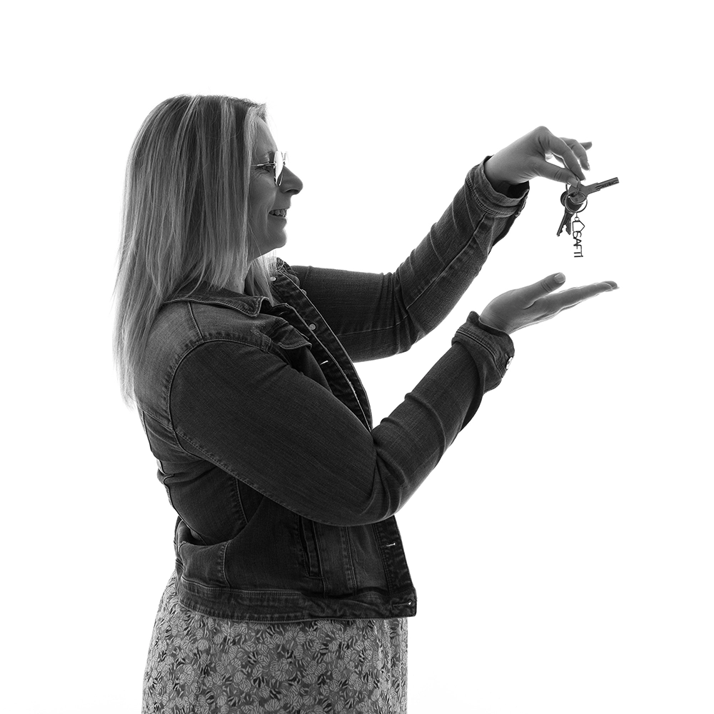 Sophie-mare-Photographe-seingbouse-portrait-corporate-professionel-profil-cv-linkedin-site-internet-25 une femme qui tient un trousseau de clés en main