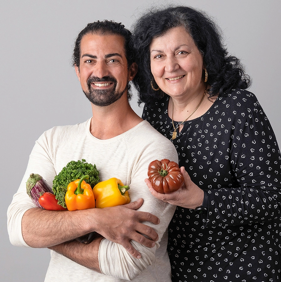 Sophie-mare-Photographe-seingbouse-portrait-corporate-professionel-profil-cv-linkedin-site-internet-26 un homme et une femme restaurateurs avec des légumes en mains
