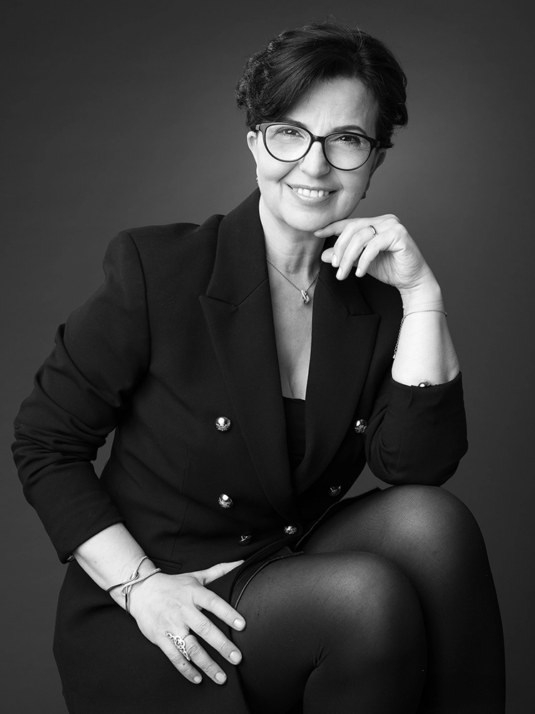Sophie-mare-Photographe-seingbouse-portrait-corporate-professionel-profil-cv-linkedin-site-internet-27 une femme en tenue noire chic et collants et lunettes, sur fond noir