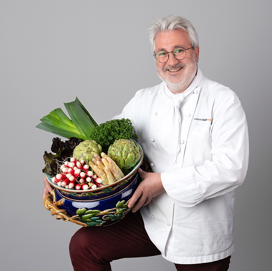 Sophie-mare-Photographe-seingbouse-portrait-corporate-professionel-profil-cv-linkedin-site-internet-28 homme restaurateur en tenue blanche avec une grande porcelaine et beaucoup de légumes