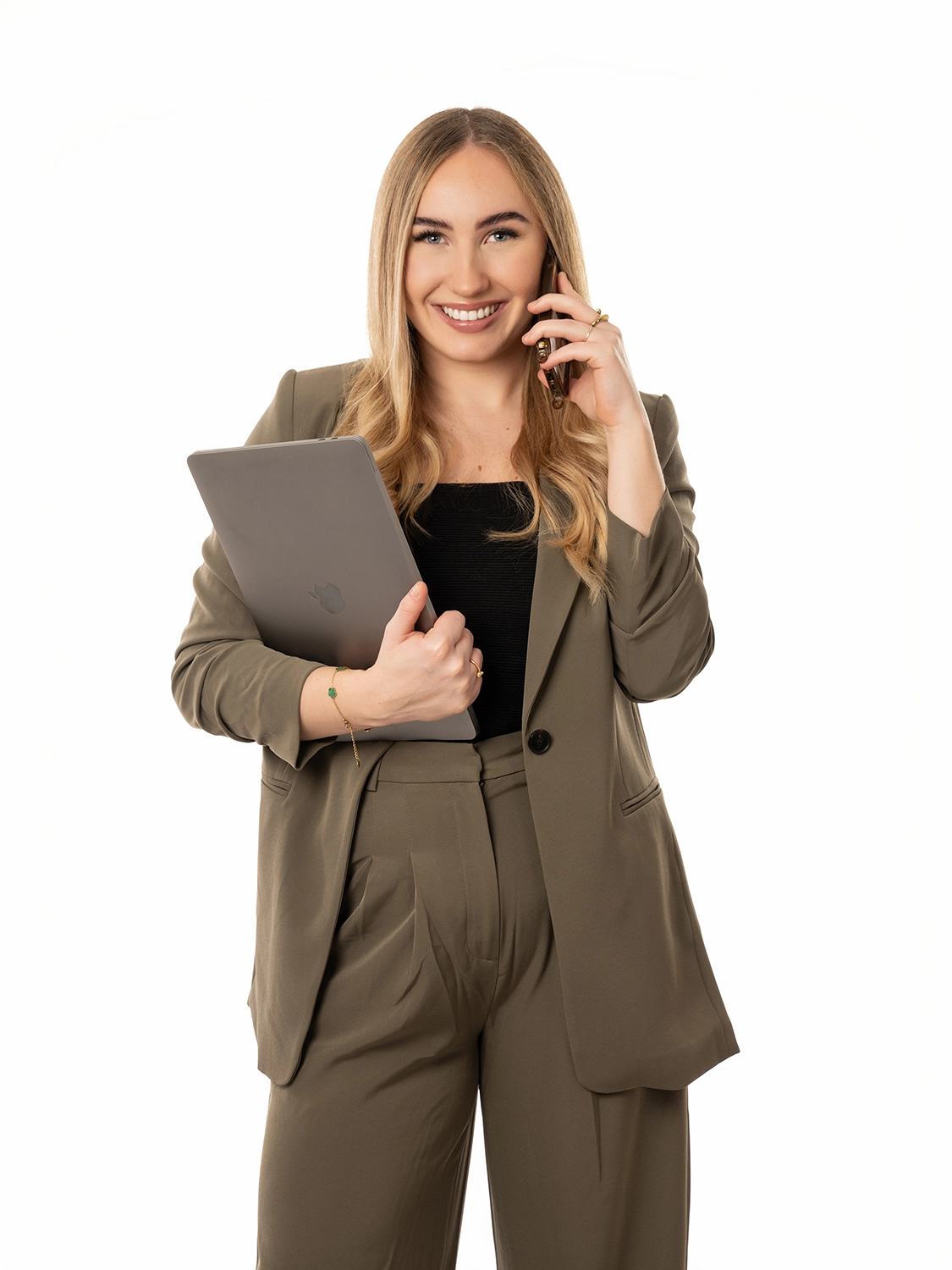 Sophie-mare-Photographe-seingbouse-portrait-corporate-professionel-profil-cv-linkedin-site-internet-35 femme d'affaire en tailleur kaki, qui porte un ordinateur portable contre elle et elle est au téléphone