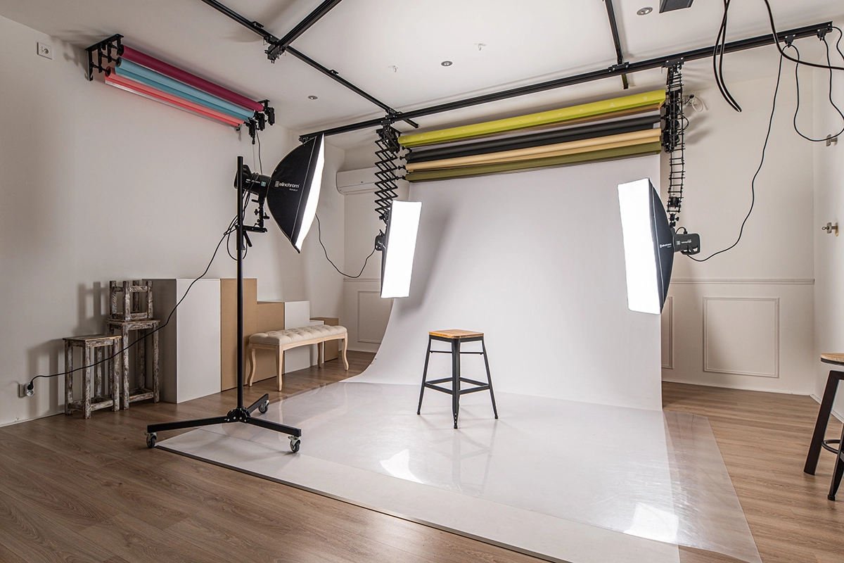 Studio-seingbouse-photographe-mare-03 la salle de prise de vue du studio sophie maré à seingbouse avec des flashs