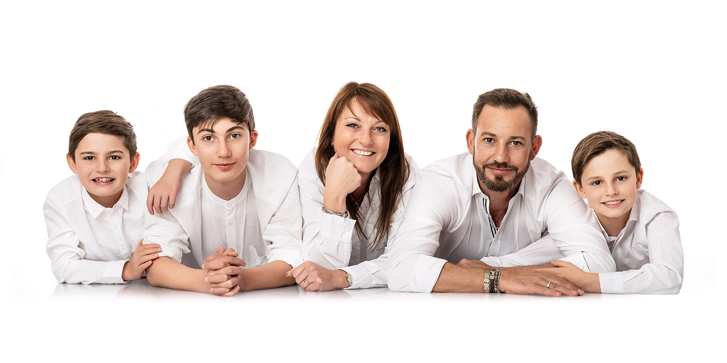 famille de 5 personnes papa et maman au sol sur fond blanc avec 3 frères