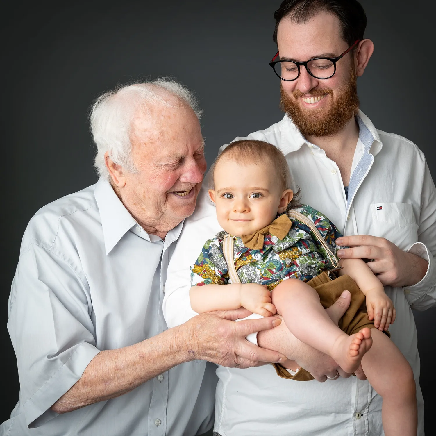 arrière-grand-père, et arrière-petit-fils en chemise sur fond noir, photo générationnelle