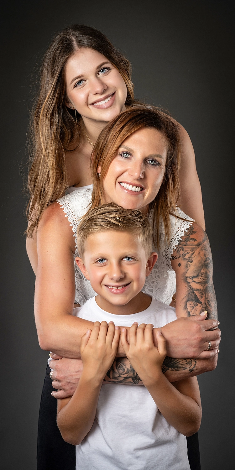 maman et ses 2 enfants ado, en tenues blanches tatouage sur fond noir