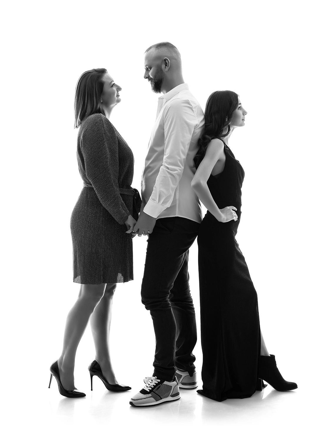 famille de 3 personnes papa maman et une adolescente de profil en robe et chemise, sur fond blanc