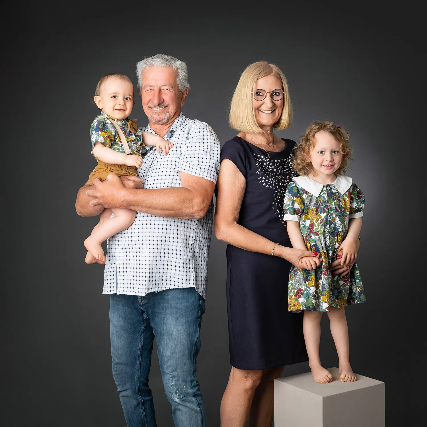 papi et mamie, grand parents avec une petite fille et un petit garçon sur fond noir