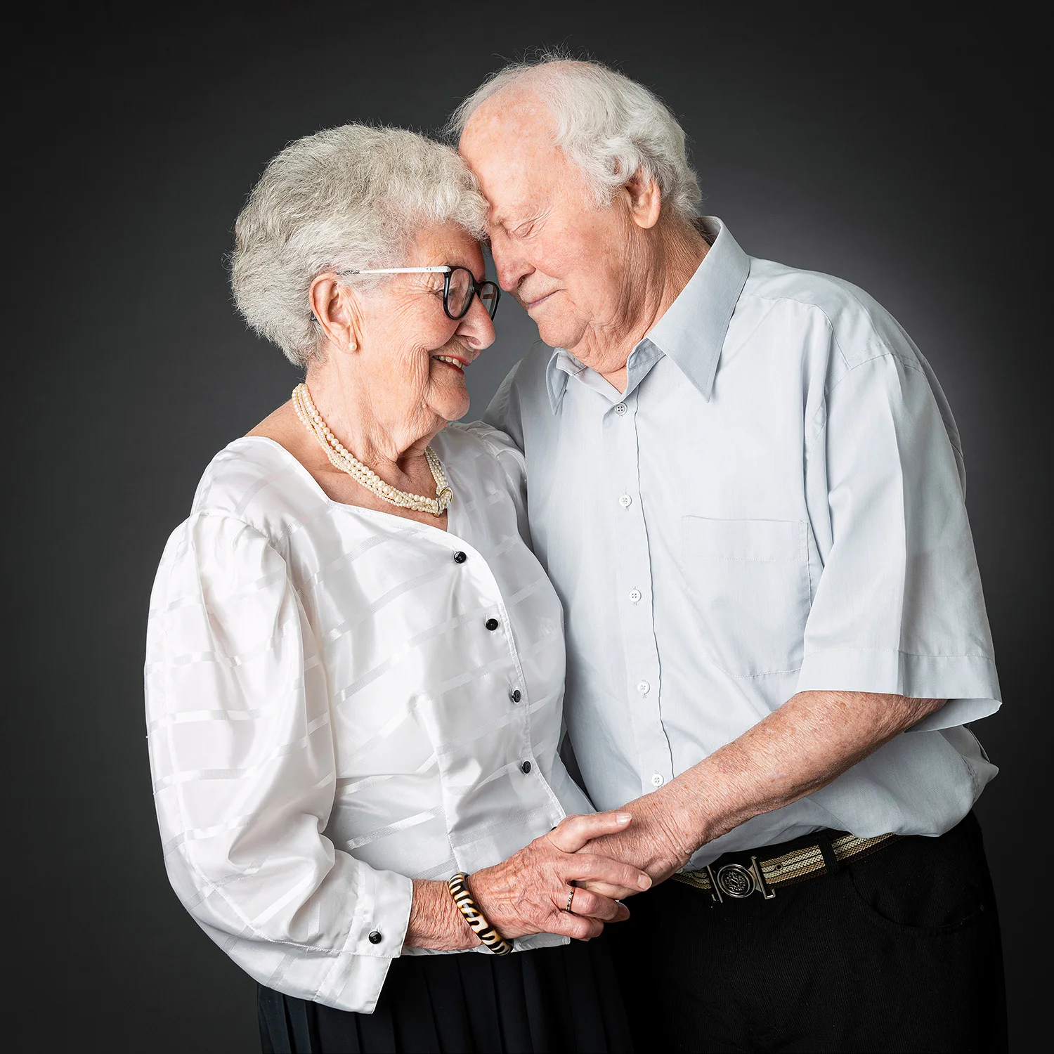 couple grand-parent papi mamie qui s'embrasse