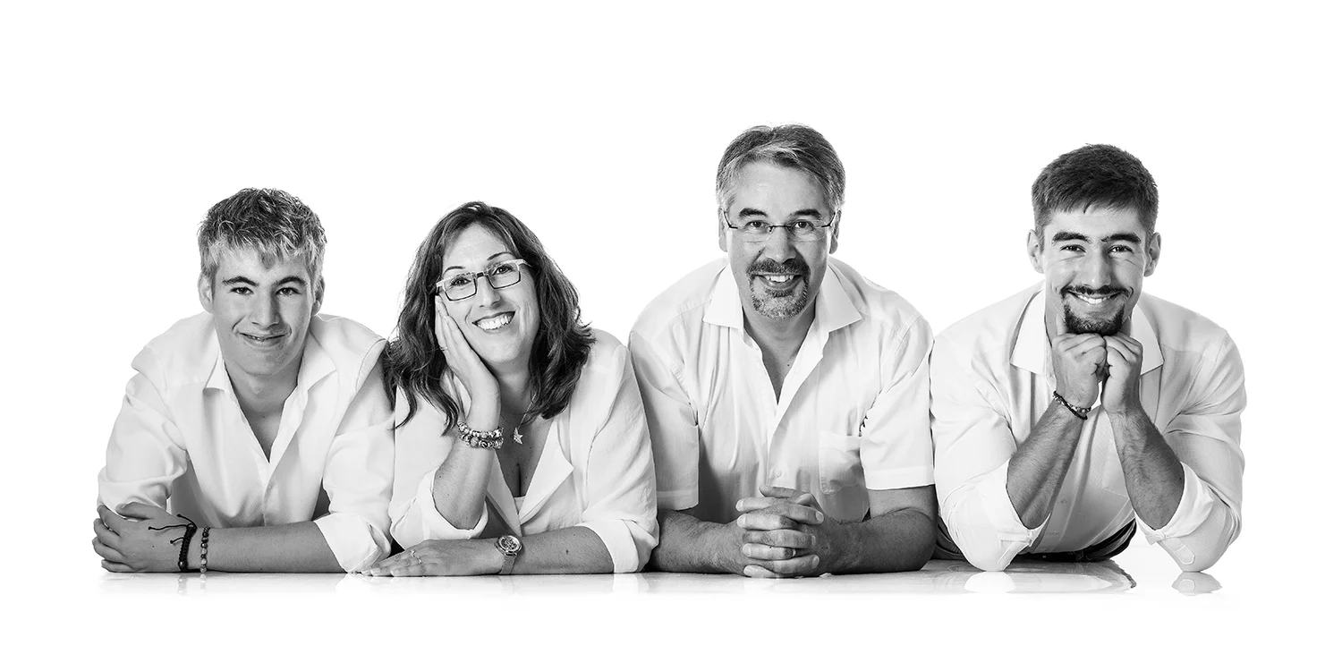 une famille de 4 adultes avec lunettes, au sol sur fond blanc