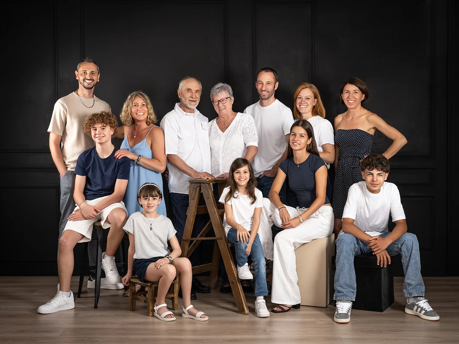 une grande famille réunie, en tenue bleu et blanche sur fond noir