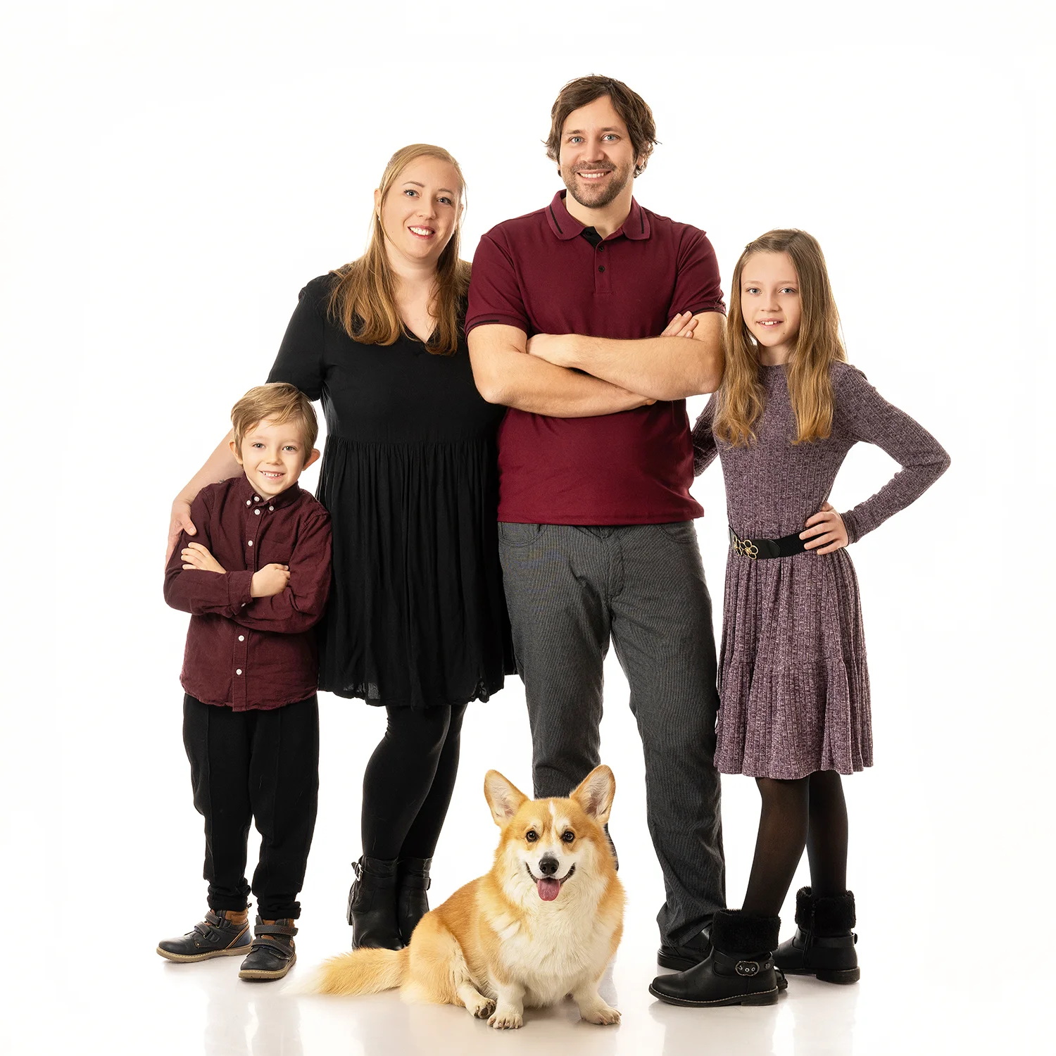 une famille avec un chien corgi des tenues rouge bordeaux harmonieuses garçon fille papa et maman