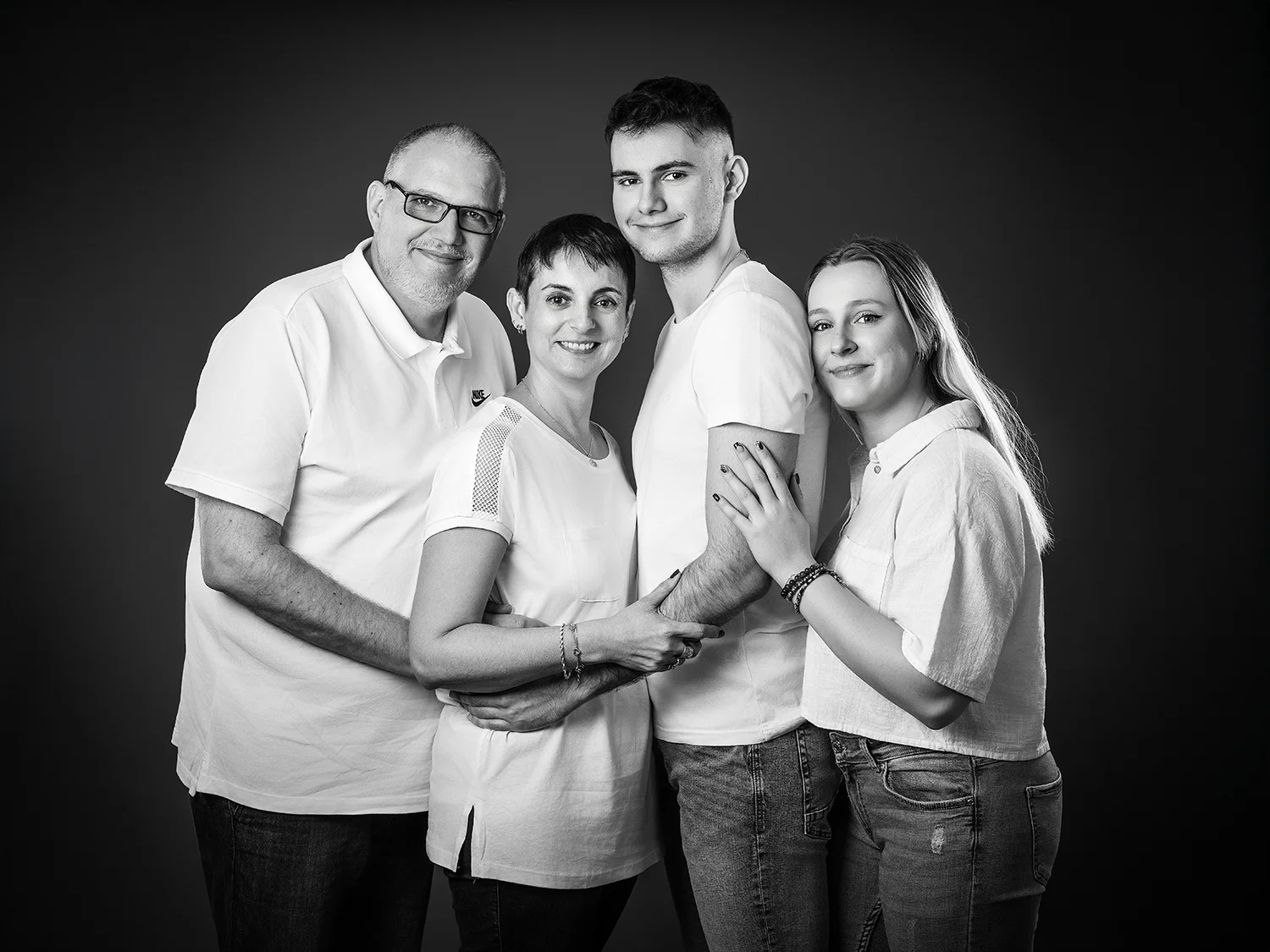 une famille de 4 adultes en tenue blanche