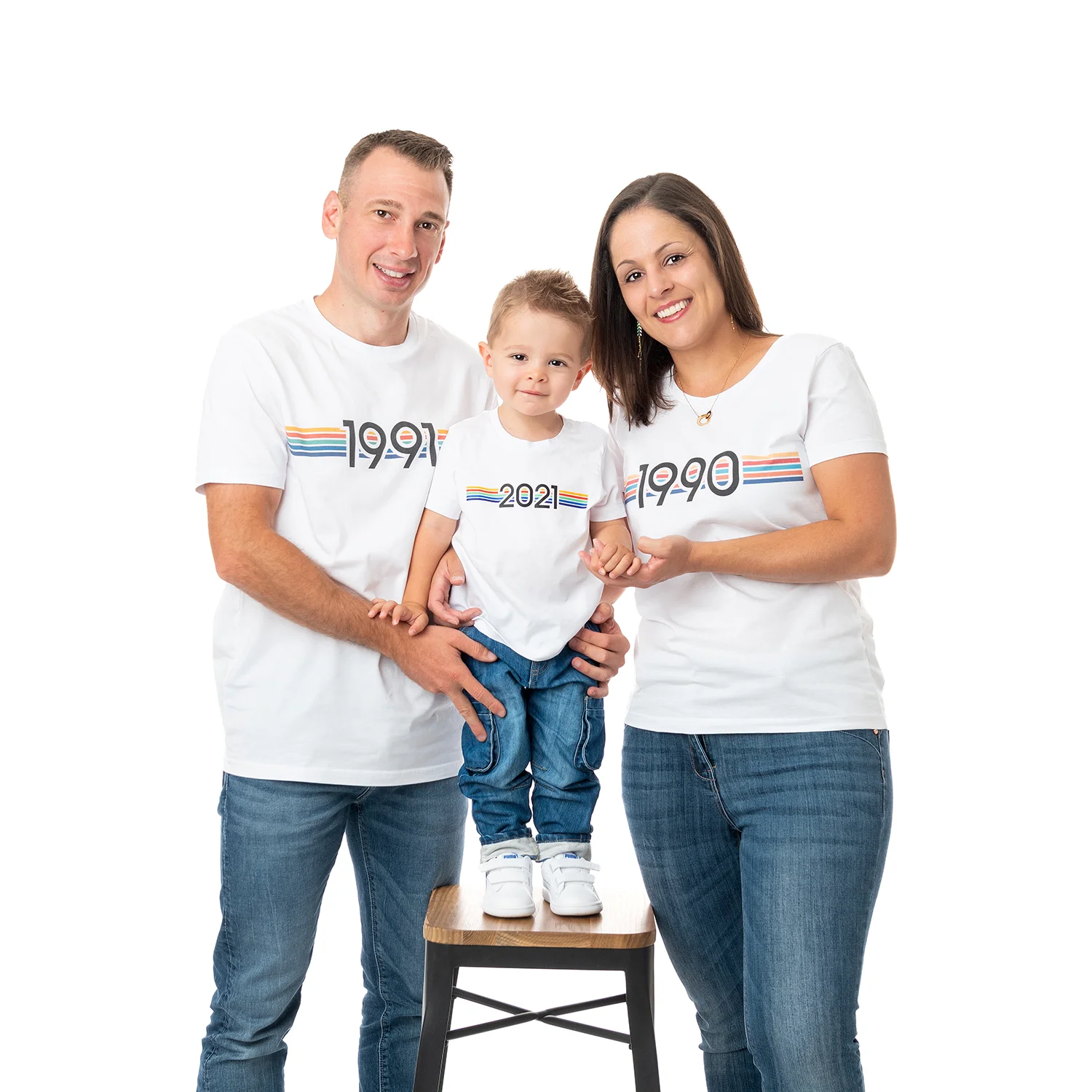 papa et maman et petit garçon ave t shirt blanc sur fond blanc