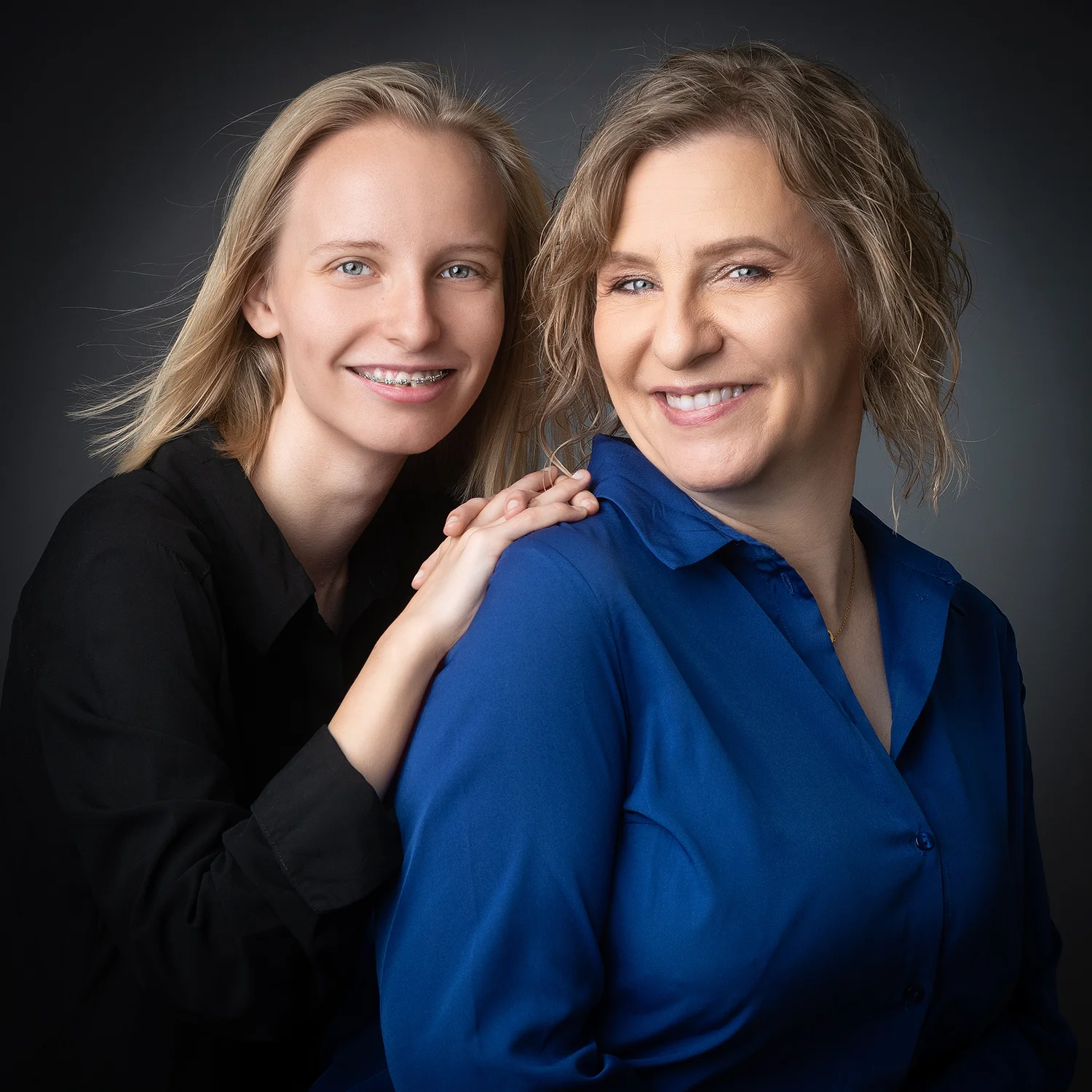 maman et sa fille ado avec chemise bleue sur fond noir