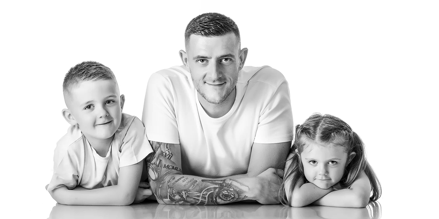 papa et ses 2 enfants au sol sur fond blancs