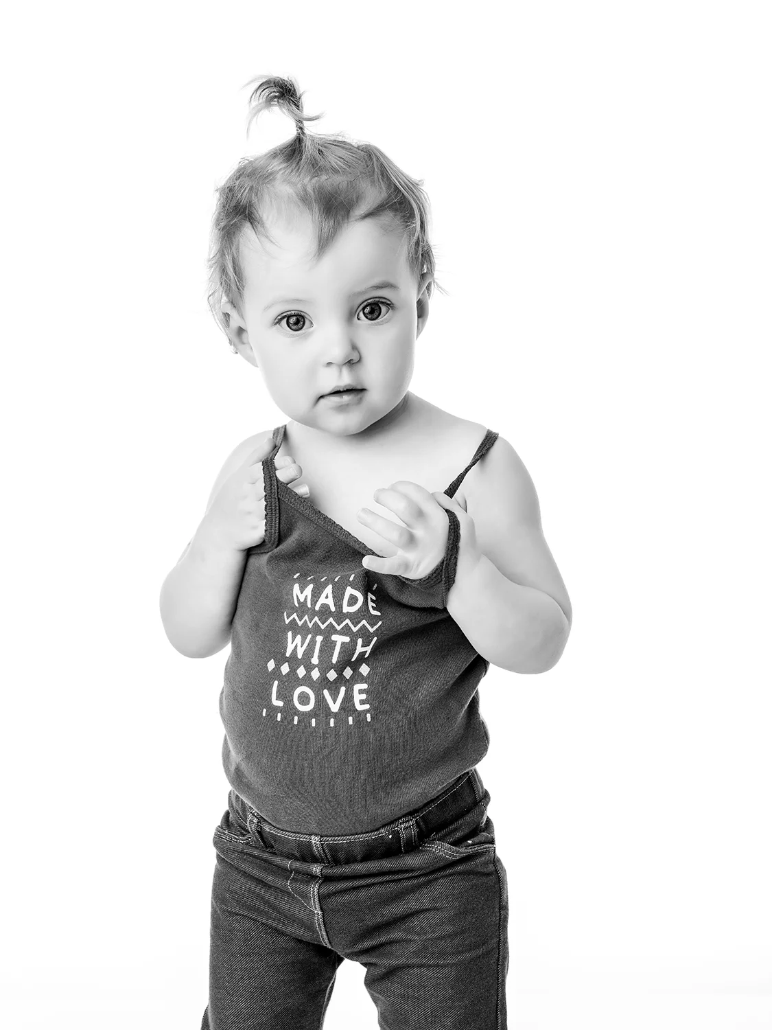studio-seingbouse-photographe-sophie-julien-mare-fratrie-enfant-parents-frere-soeur-portrait-20 bébé d'1 an, en débardeur, les mains cachées dans le débardeur, fond blanc