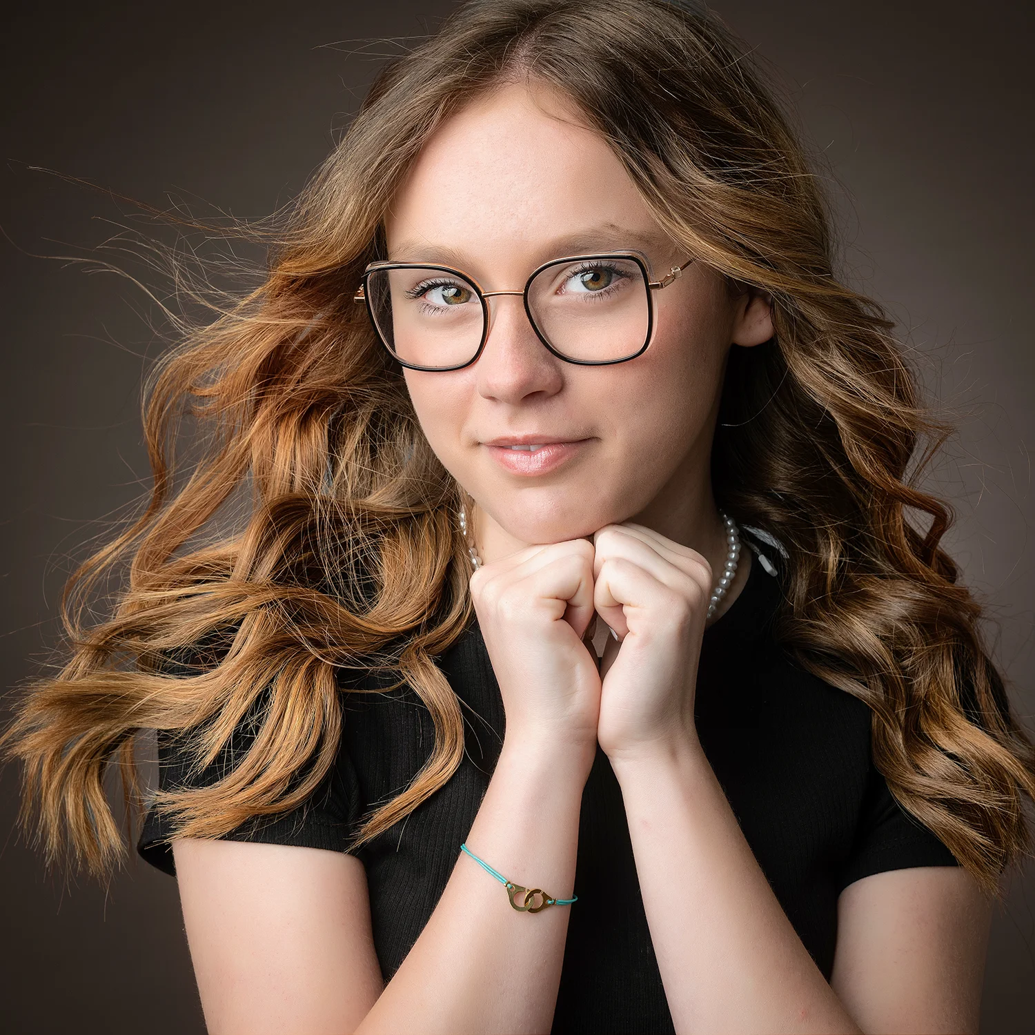 studio-seingbouse-photographe-sophie-julien-mare-fratrie-enfant-parents-frere-soeur-portrait-21 jeune fille ado rousse avec lunettes, cheveux qui volent sur fond brun