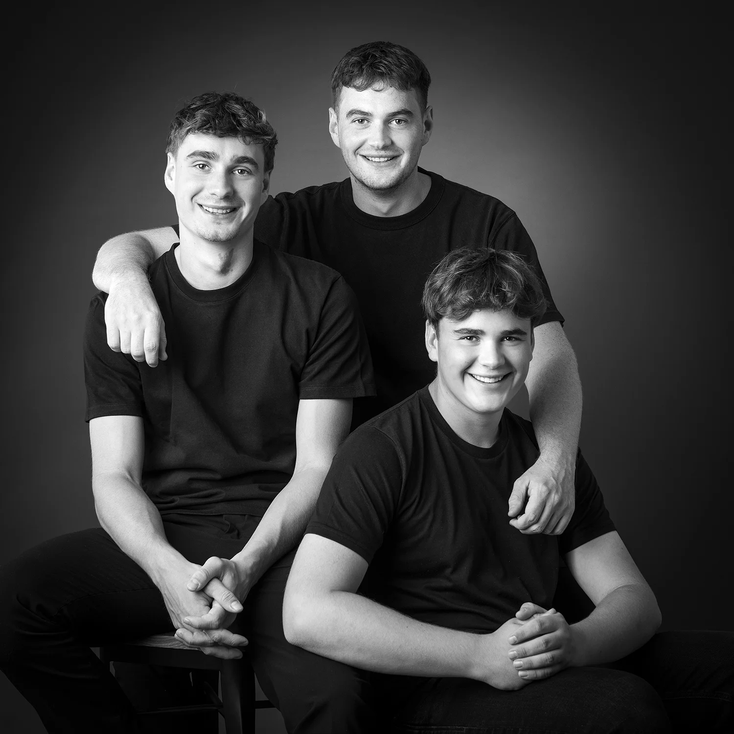 studio-seingbouse-photographe-sophie-julien-mare-fratrie-enfant-parents-frere-soeur-portrait-23 3 frères adultes en t shirt noir sur fond noir