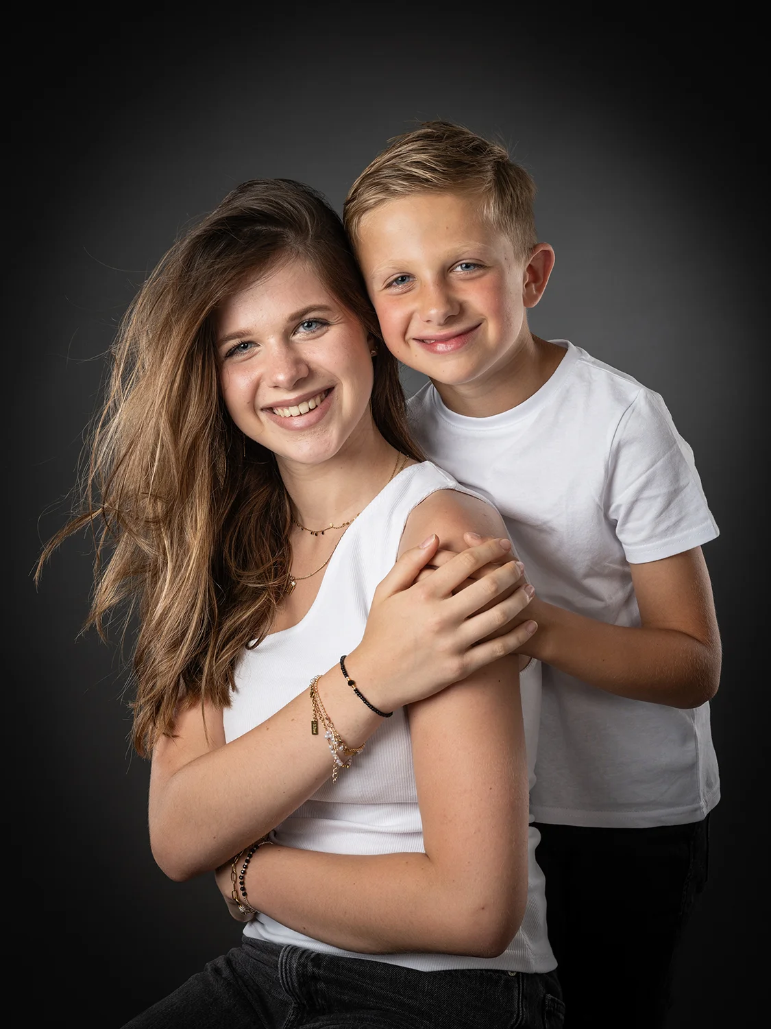 studio-seingbouse-photographe-sophie-julien-mare-fratrie-enfant-parents-frere-soeur-portrait-24 frère et soeur en tenue blanche et fond noir