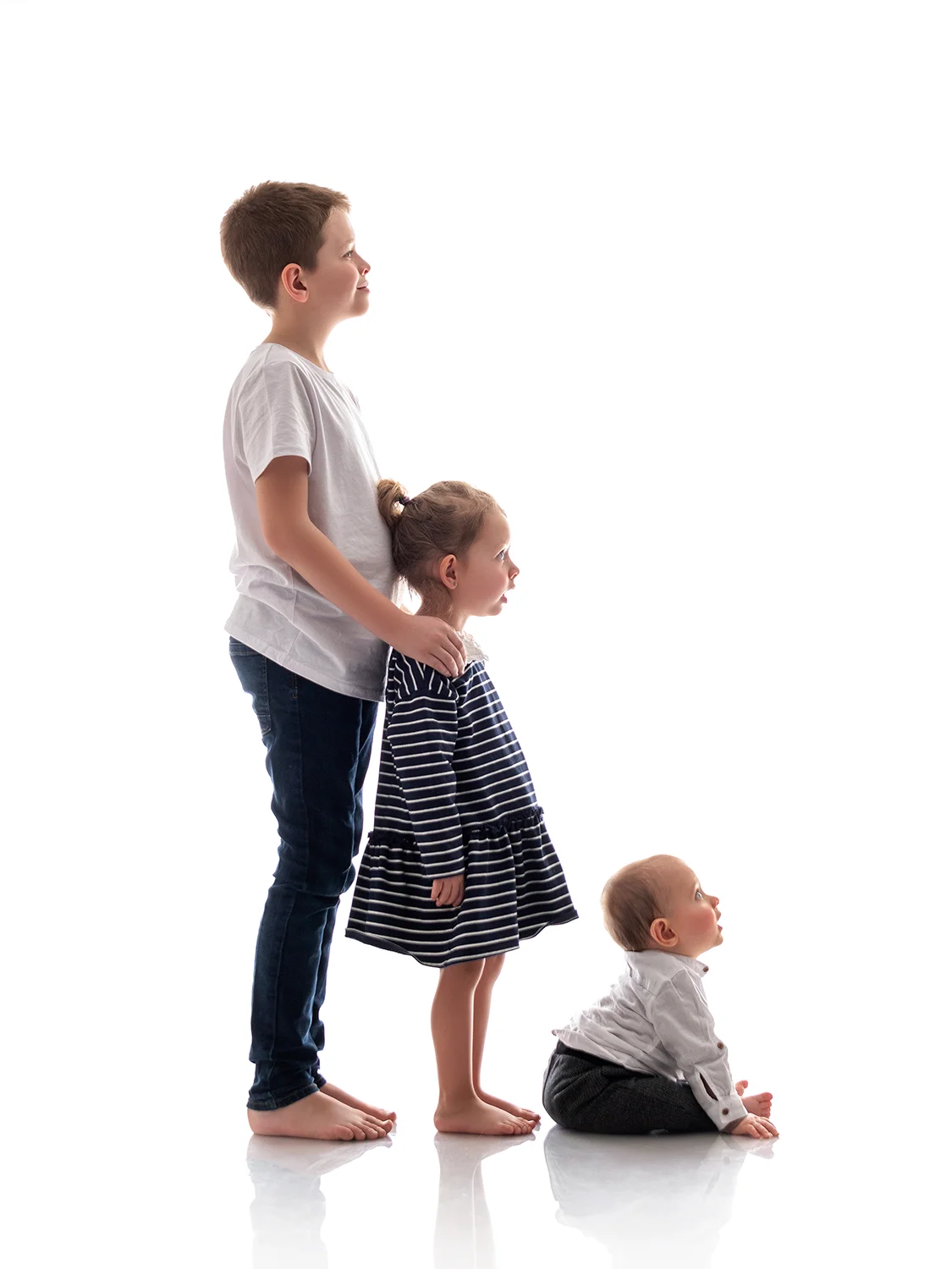 studio-seingbouse-photographe-sophie-julien-mare-fratrie-enfant-parents-frere-soeur-portrait-27 fratrie, 3 enfants de profil, regard vers la droite, fond blanc