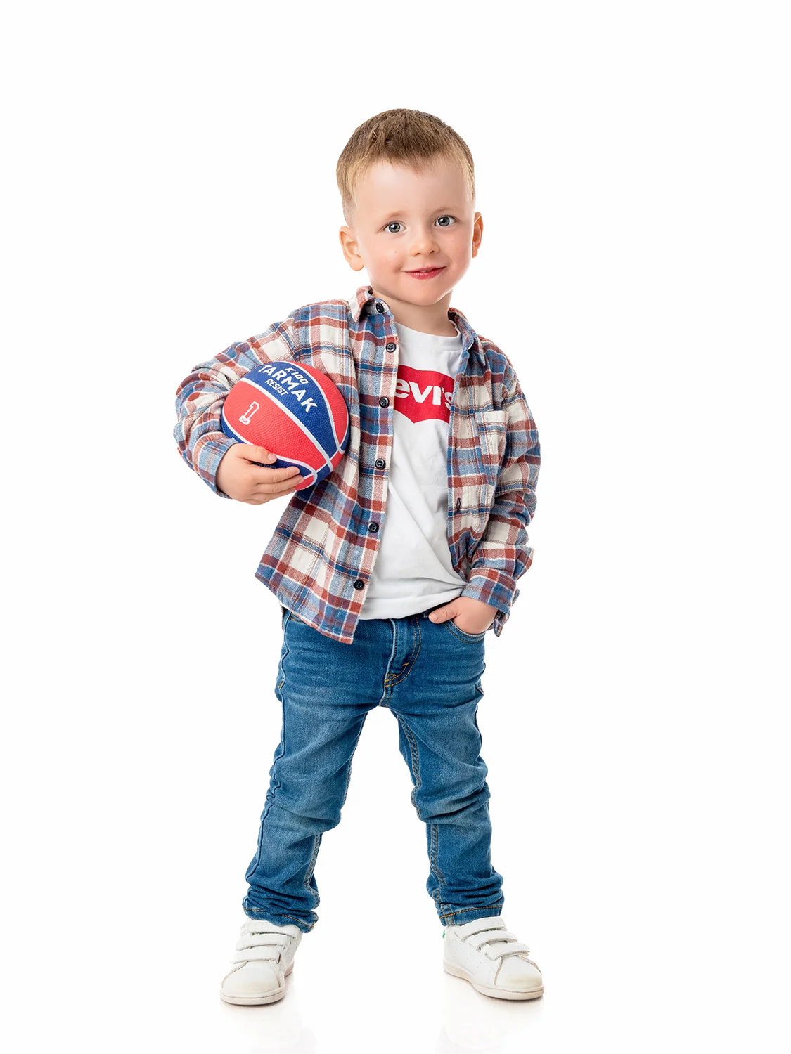 studio-seingbouse-photographe-sophie-julien-mare-fratrie-enfant-parents-frere-soeur-portrait-44 petit garçon en chemise à carreaux et t shirt levi's main dans la poche fond blanc