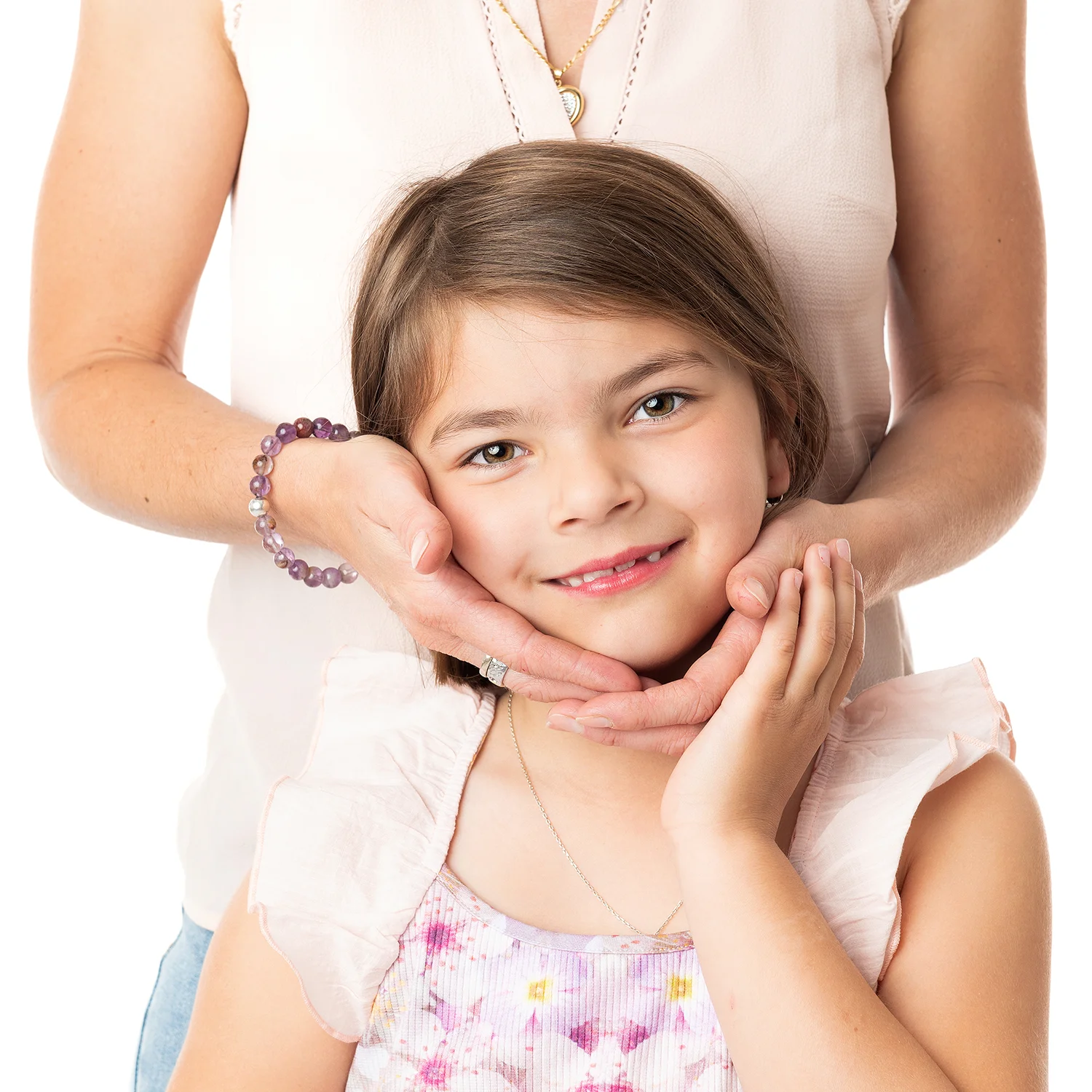studio-seingbouse-photographe-sophie-julien-mare-fratrie-enfant-parents-frere-soeur-portrait-49 petite fille avec les mains de la maman qui entourent son visage