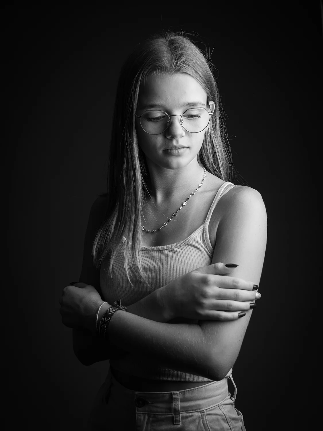 studio-seingbouse-photographe-sophie-julien-mare-fratrie-enfant-parents-frere-soeur-portrait-51 ado sur fond noir qui ne regarde pas l'objectifs. Lunettes