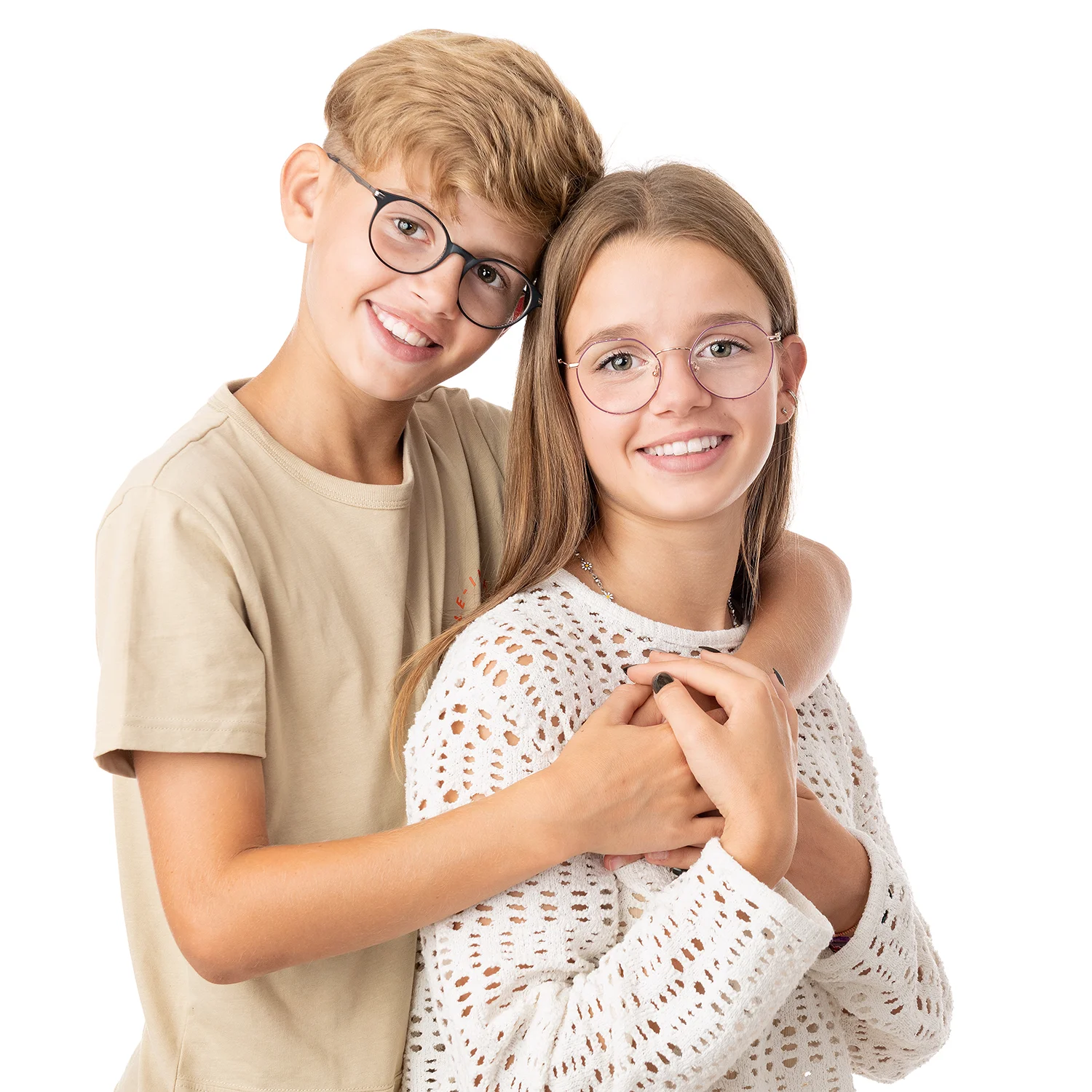 studio-seingbouse-photographe-sophie-julien-mare-fratrie-enfant-parents-frere-soeur-portrait-53 frère et soeur souriants en tenues beige et blanche sur fond blanc