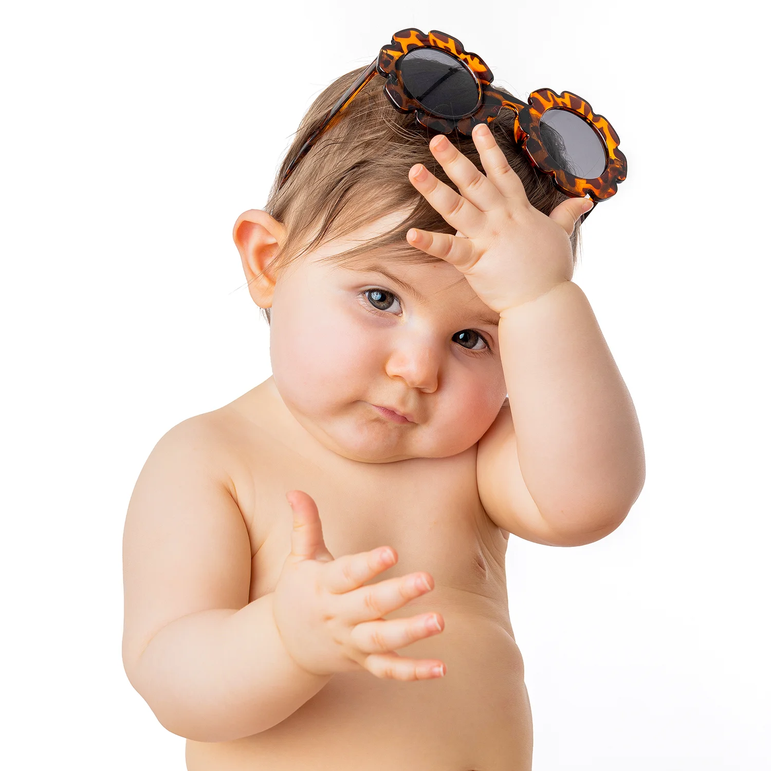 studio-seingbouse-photographe-sophie-julien-mare-fratrie-enfant-parents-frere-soeur-portrait-54 petite fille torse nu avec des lunettes de soleil sur la tête fond blanc