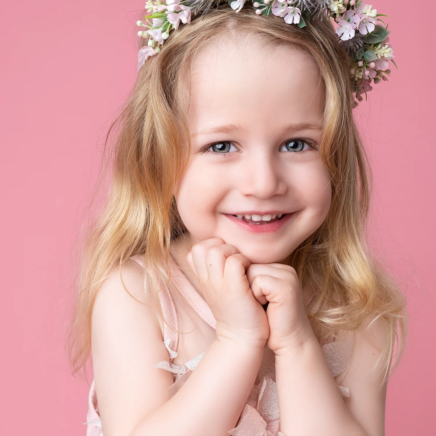 studio-seingbouse-photographe-sophie-julien-mare-fratrie-enfant-parents-frere-soeur-portrait-57 fillette blonde avec une couronne de fleurs sur fond rose