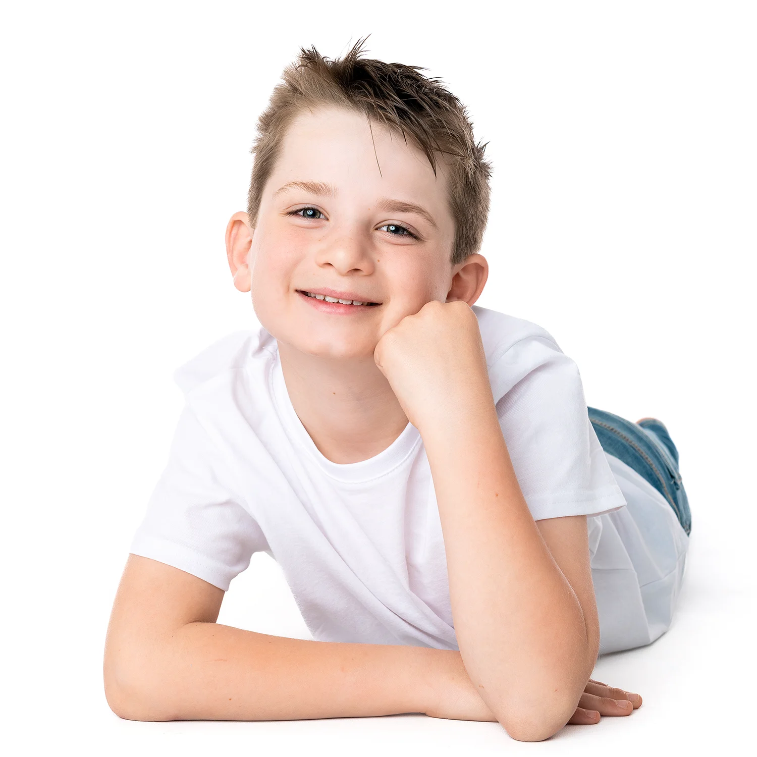 studio-seingbouse-photographe-sophie-julien-mare-fratrie-enfant-parents-frere-soeur-portrait-58 petit garçon t shirt blanc souriant sur fond blanc