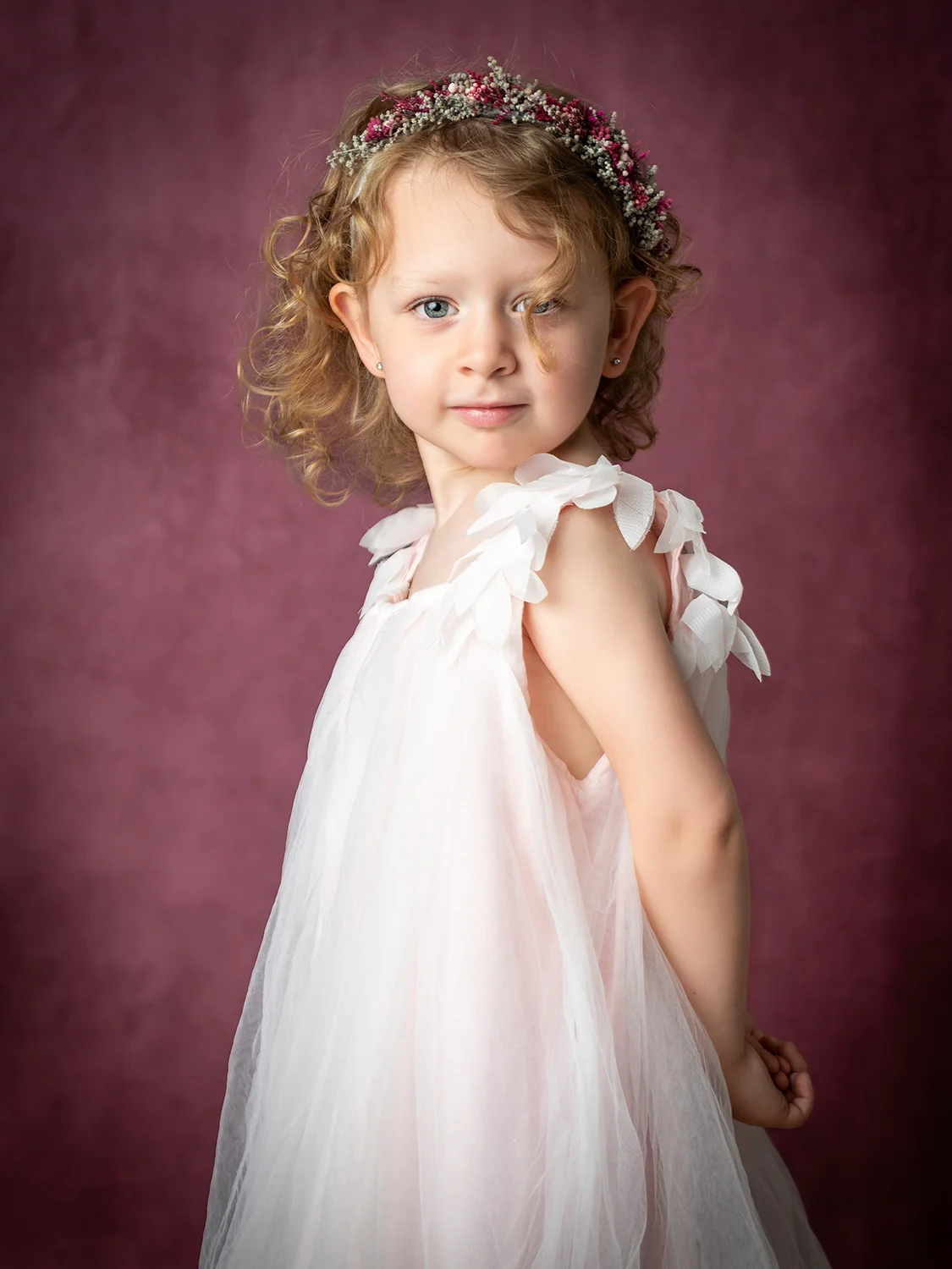 studio-seingbouse-photographe-sophie-julien-mare-fratrie-enfant-parents-frere-soeur-portrait-59 petite fille en robe rose avec couronne de fleurs sur fond texturé rose