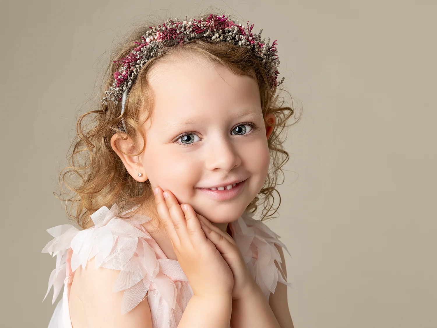 studio-seingbouse-photographe-sophie-julien-mare-fratrie-enfant-parents-frere-soeur-portrait-60 petite fille douce avec couronne de fleurs
