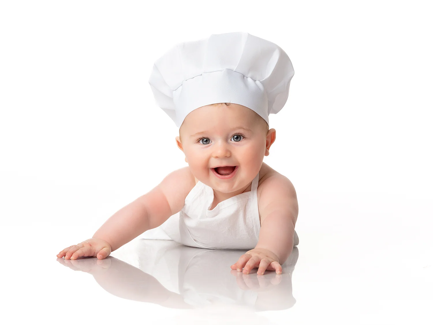 studio-seingbouse-photographe-sophie-julien-mare-fratrie-enfant-parents-frere-soeur-portrait-62 bébé pâtissier avec toque et tablier au sol sur fond blanc