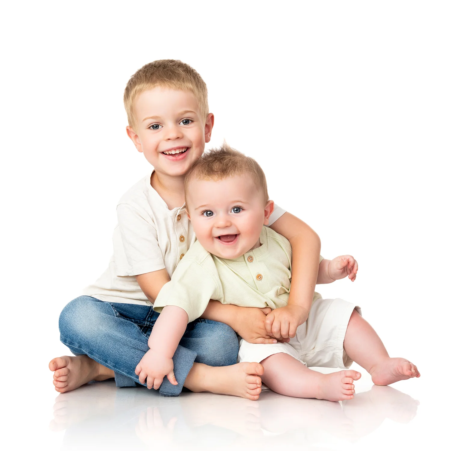 studio-seingbouse-photographe-sophie-julien-mare-fratrie-enfant-parents-frere-soeur-portrait-63 frères assis au sol qui sourient fond blanc