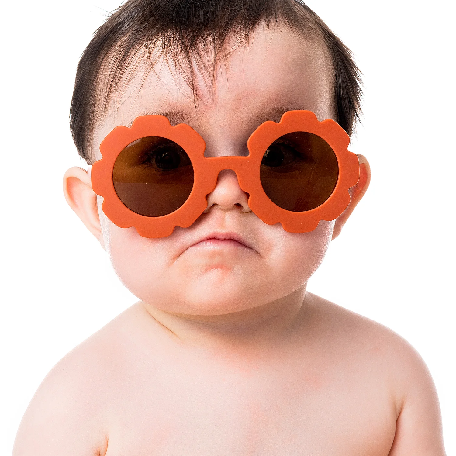 studio-seingbouse-photographe-sophie-julien-mare-fratrie-enfant-parents-frere-soeur-portrait-64 enfant torse nu qui grimace avec des lunettes de soleil sur fond blanc