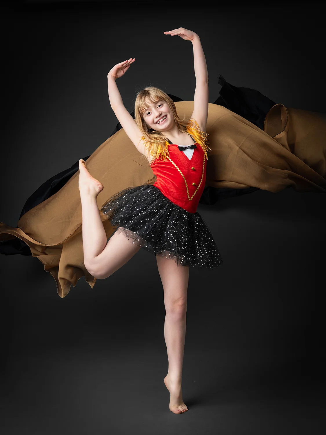 studio-seingbouse-photographe-sophie-julien-mare-fratrie-enfant-parents-frere-soeur-portrait-68 fillette de 10 ans qui danse en tenue de danseuse sur fond noir