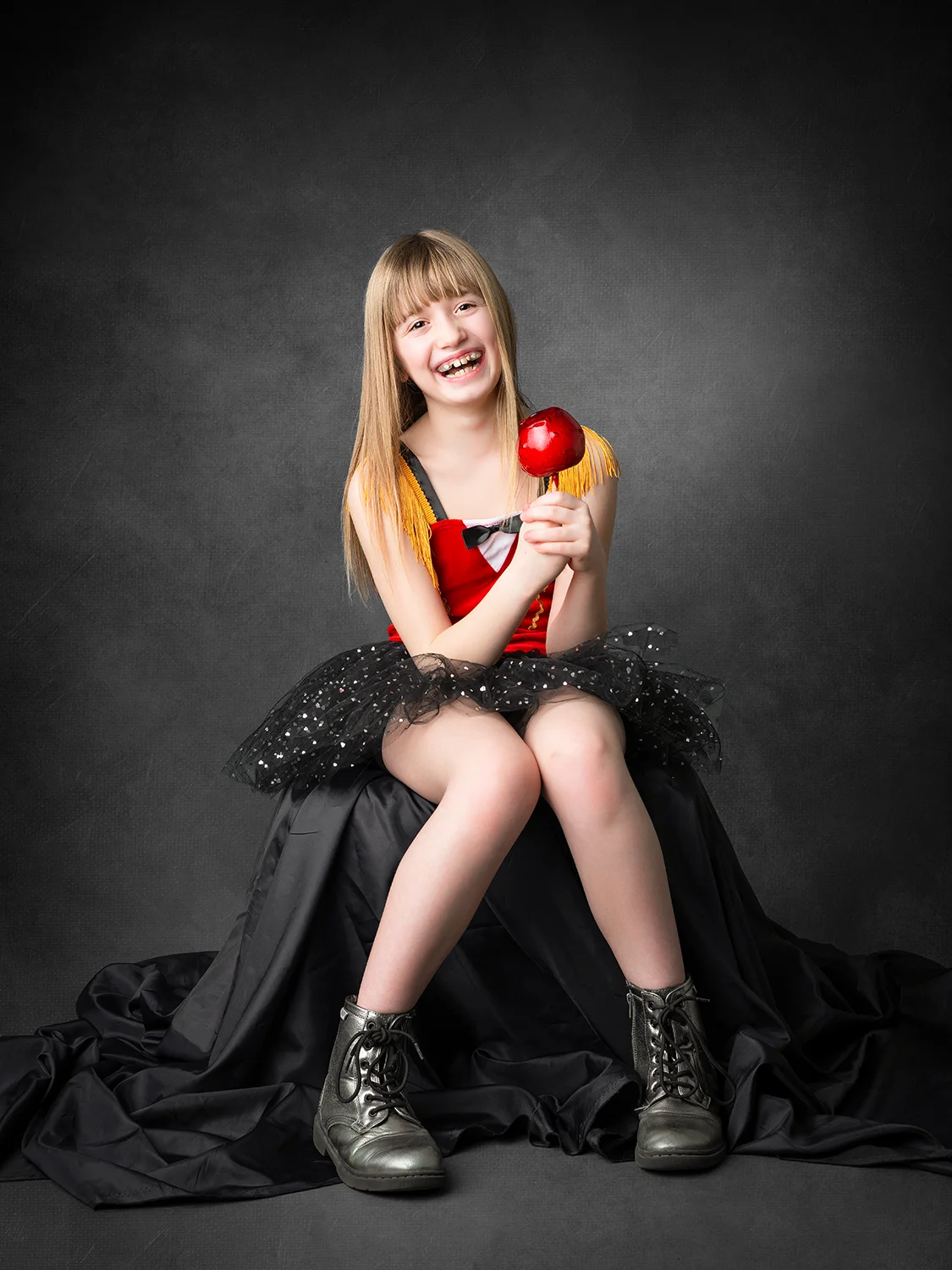 studio-seingbouse-photographe-sophie-julien-mare-fratrie-enfant-parents-frere-soeur-portrait-69 petite fille blonde avec une pomme d'amour sur fond gris