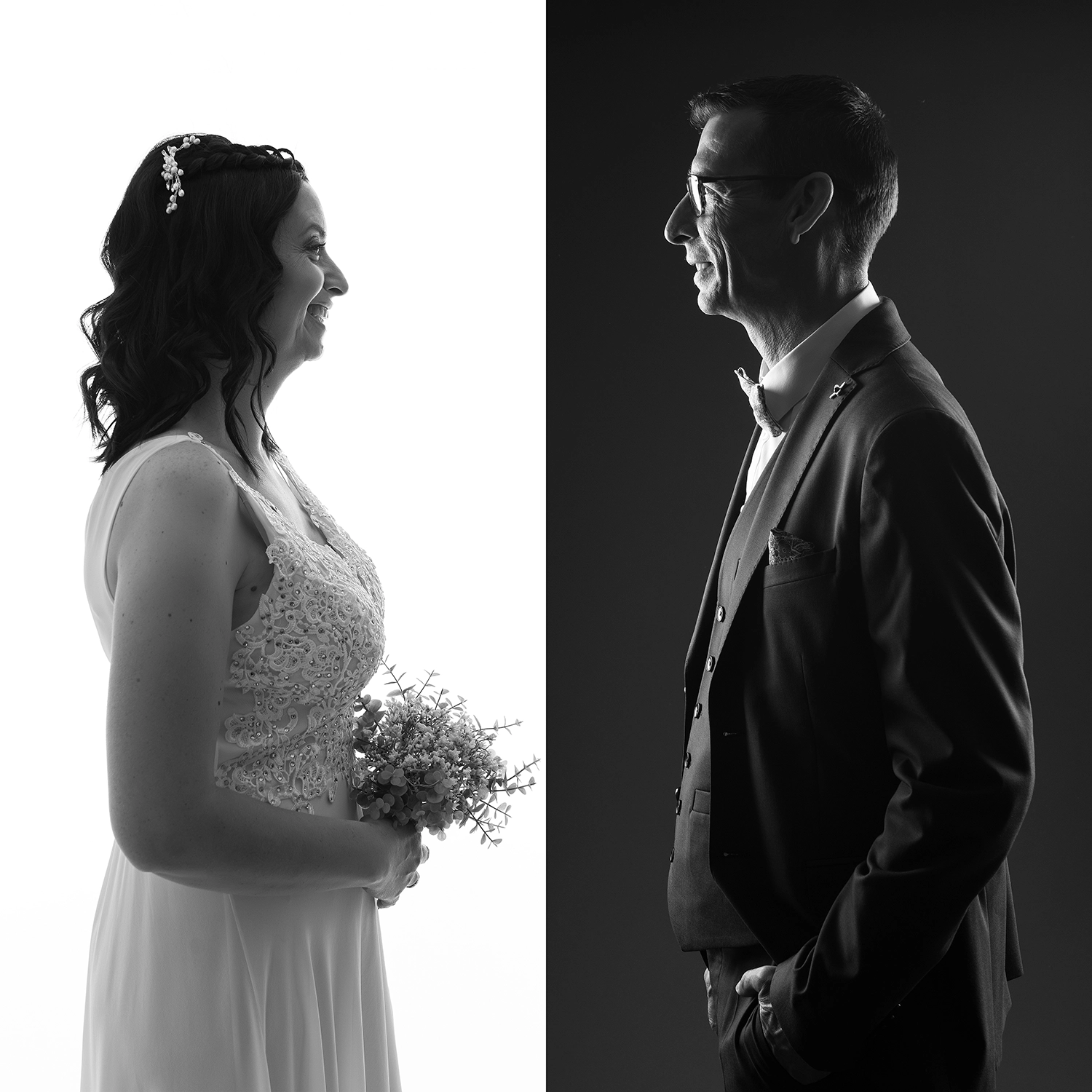 studio-sophie-mare-mariage-photos-seingbouse-merlebach-portrait-02 une mariée de profil avec son bouquet sur fond blanc qui regarde son mari en costume sur fond noir