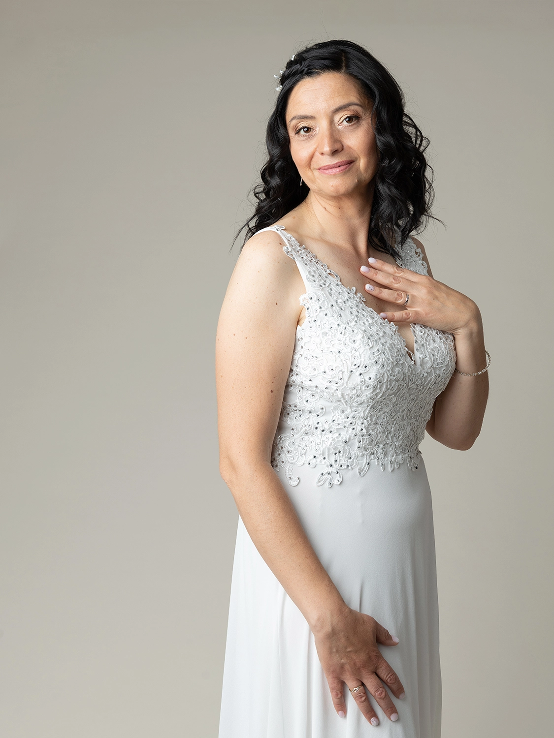 studio-sophie-mare-mariage-photos-seingbouse-merlebach-portrait-08 une mariée en robe blanche qui regarde l'objectif