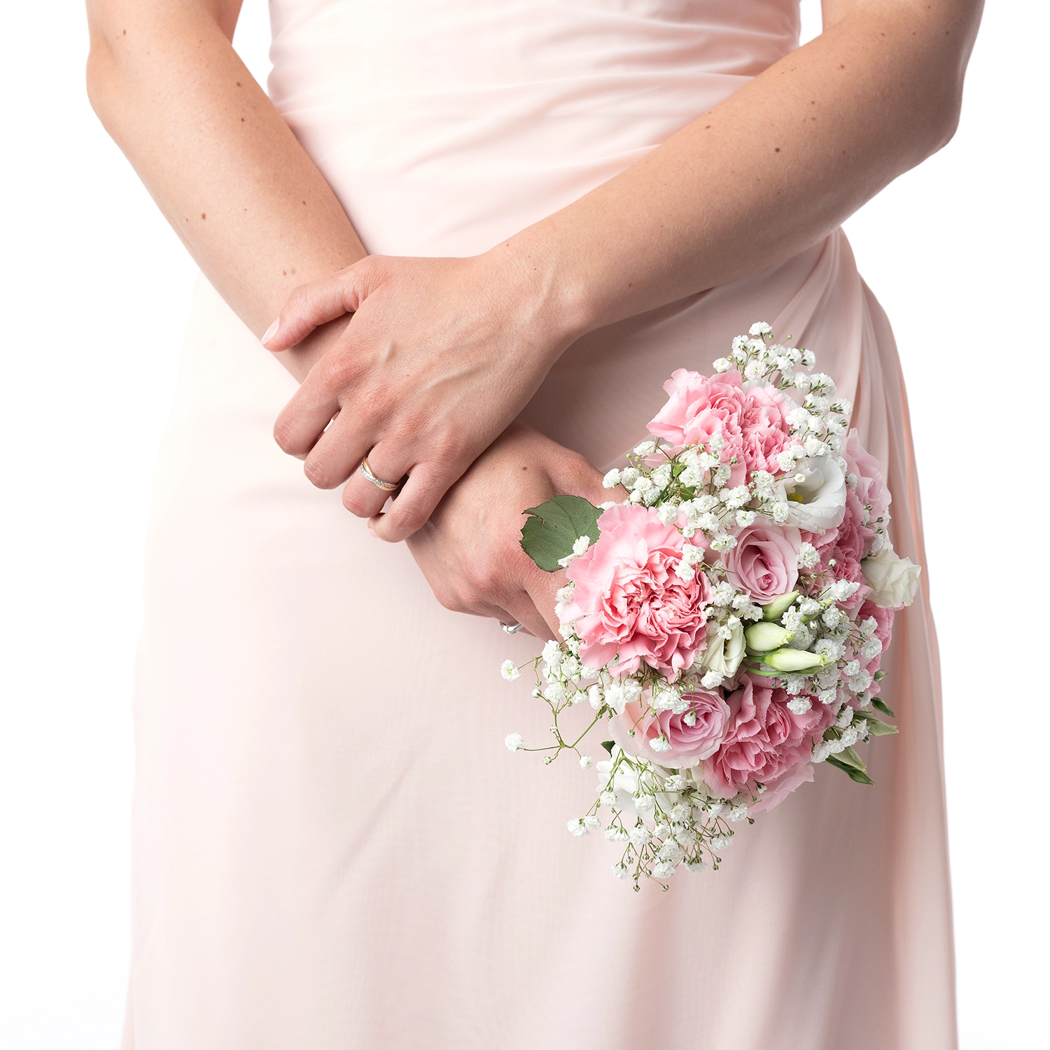 studio-sophie-mare-mariage-photos-seingbouse-merlebach-portrait-12 les mains d'une mariée qui tient son bouquet rose et gypsophile