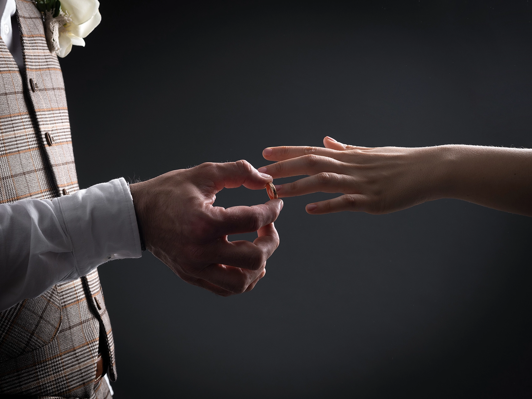 studio-sophie-mare-mariage-photos-seingbouse-merlebach-portrait-18 des mains d'un couple de mariés avec le marié qui met une alliance à l'annulaire de la mariée