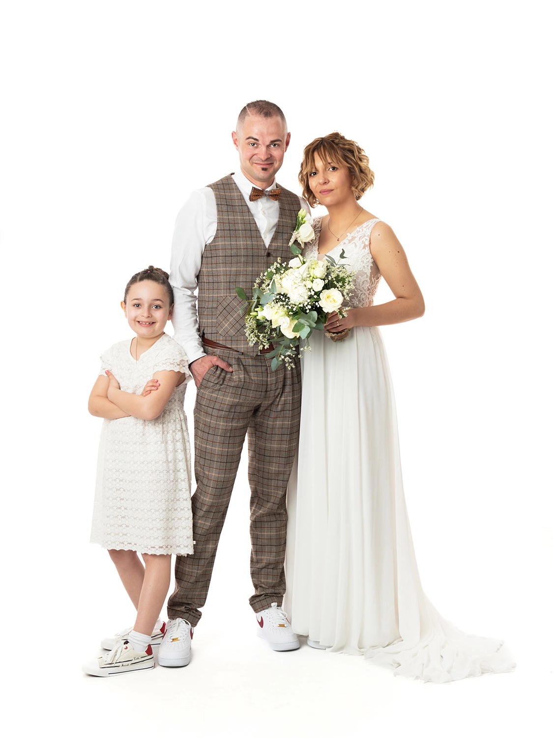 studio-sophie-mare-mariage-photos-seingbouse-merlebach-portrait-19 une famille avec les parents en tenue de mariage et la petite fille en robe blanche et le bouquet de mariée