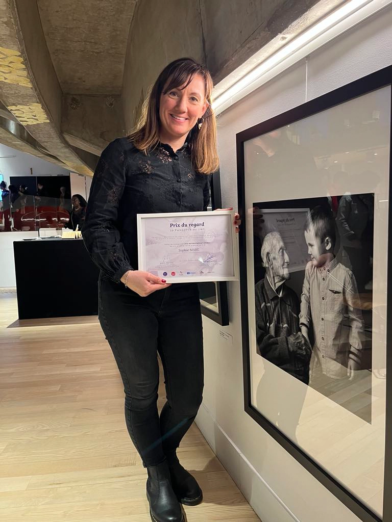 sophie maré et le diplome du prix du regard à paris au théatre de paris avec la ffpmi en mars 2025