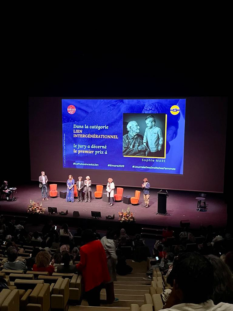 lien intergénérationnel, le prix du regard avec le fond sakura au théatre de paris en mars 2025