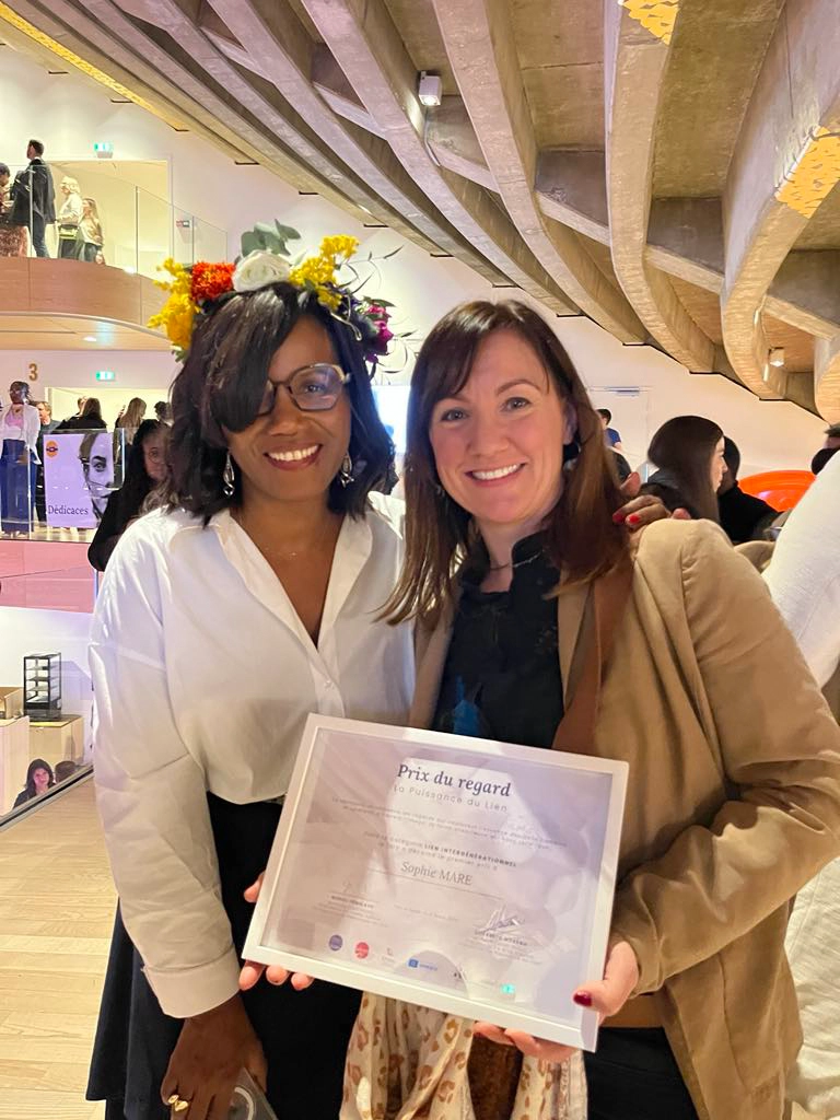 sophie maré et l'ancienne ministre elisabeth moréno au théatre de paris pour le titre du prix du regard en mars 2025 ffpmi